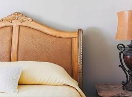 Downtown Mobile Bungalow with Free Parking and Fast WiFi, hotel v destinaci Mobile