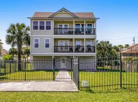Beautiful 3-level home steps from the beach w/WiFi, washer/dryer, & central AC