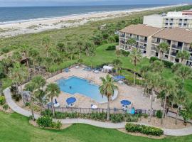 Modern oceanfront condo with two pools & private washer/dryer, хотел в Сент Августин Бийч