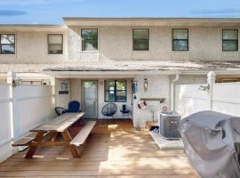 Saint Simons Island में, होटल Snowbird-friendly condo with patio, central AC, W/D, pool & tennis - near beach