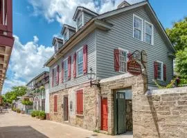 Colonial Quarter hideaway with modern comforts & balcony - near the beach