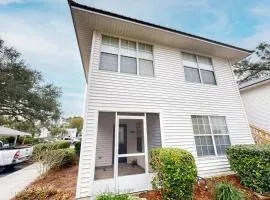 Private retreat with access to community pool & nearby entertainment