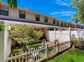 Saint Simons Island में, होटल Inviting condo with an outdoor pool, washer/dryer, & AC - near the beach