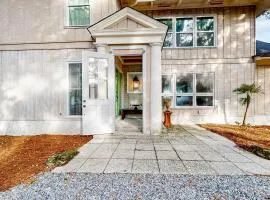 Elegant house in St Simons Island - two ponds, pool, & wood-burning fireplace