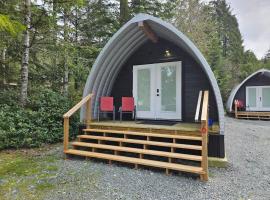 Pet Friendly cozy cabin getaway with Kitchenette and Private Bath, Hotel in Port Renfrew