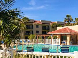 Spacious Condo with Private Balcony and Close Beach Access, hotel u gradu 'St. Augustine'