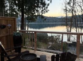 Charming Lakefront 100yr old Railway Cottage, ξενοδοχείο σε Youbou