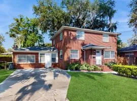 Stylish Avondale Home – Pet-Friendly & Walkable