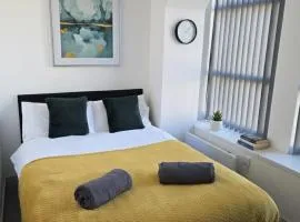 Modern 2 Bed Apartment, Desborough, Kettering, Sleeps 5, Free Parking, WIFI, Ideal for Contractors, Professionals, Families and Relocations