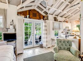 Charming Getaway w/ a Kitchenette & Free WiFi - Walk to the Beach, Hotel in St. Simons Island