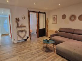 Townhouse with 50 m2 garden near Lille Please note one bedroom and a sofa bed, Hotel in La Madeleine