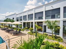 Newport Hotel, מלון בAtimpoko