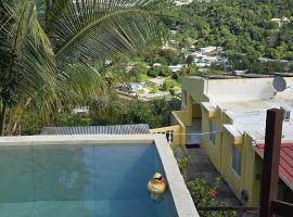 Hilltop Getaway with Huge Terrace, готель у місті Фахардо