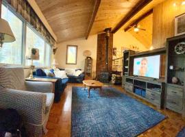 Rustic and Spacious Lakefront Oasis in Nature, hotel v destinácii Algonquin Highlands