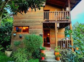 Beehouse Arví Cabaña, hótel í Guarne