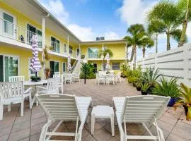 Walk to Venice Beach and Downtown! Couples Condo