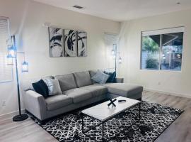 Stylish & Fully Renovated Home!, hotel en Oxnard