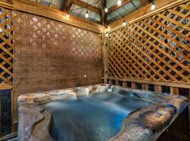 Hot Tub & Dog Friendly, 4 Miles to Cades Cove、タウンゼンドのホテル