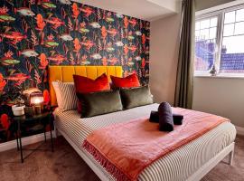 WOW! 4-Bed Home Newly Renovated! Great Location! Near to Poole, Bournemouth, Sandbanks & Lighthouse Theatre, Hotel in Poole