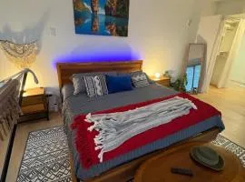 Boho Studio Downtown Rogers Views Heated Parking