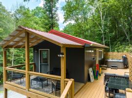 Family Creekside Cabin with Hot Tub, hotell i Cherry Log