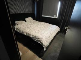 Cozy Shared Flat in Heart of Iceland near airport, hotel a Njarðvík