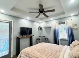 Just Listed The Grotto In Suite Jacuzzi Pets Friendly, Hotel in Gatlinburg