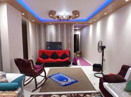 Big home for rent besides pyramids giza and big museum 3 room 5 beds 2 bathroom all service allowe, hotel i Giza