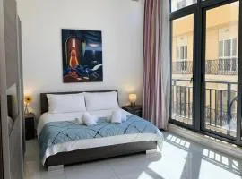 Bright and Spacious 2 Bedroom Apt in St Julians, Steps from Spinola Bay