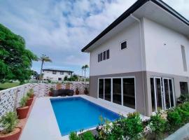 Beachfront With 2 Bedrooms and Pool for 20, Hotel in San Juan