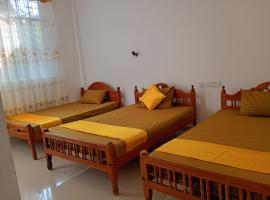 Wings Hotel & Hostel, hostel sa Trincomalee