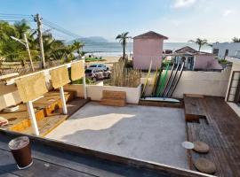 Dragon Fruit Surf Inn, hotel i Wanning