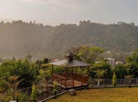 StayVista at Stonecrest - Lawn & Mountain View, hótel í Rājpur
