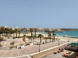 Seaside Family Retreat with Stunning Views, hotel din Birżebbuġa