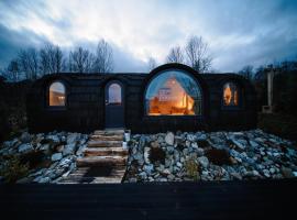 Friday Inn Igloo - Jacuzzi încalzit, Intimitate, Natură, Priveliste & Iaz - Escapadă romantică premium într-un tiny house unic în Romania - la o oră de București si 25 min de pârtia de ski din Sinaia，科馬尼克的飯店