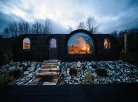 Friday Inn Igloo - Jacuzzi încalzit, Intimitate, Natură, Priveliste & Iaz - Escapadă romantică premium într-un tiny house unic în Romania - la o oră de București si 25 min de pârtia de ski din Sinaia