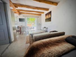 Intimate Studio for Two at Hebron Estate, hotelli kohteessa Piketberg