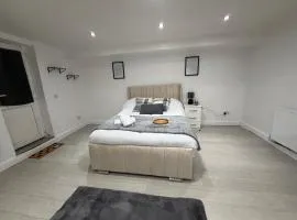 The HideAway#2 Studio, 1 mile to City, Parking & WiFi