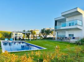 Sani Beverly Hills Luxury Villas โรงแรมในซานิบีช