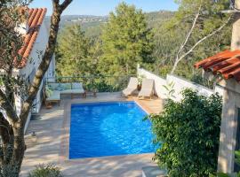 Villa privada para grupos grandes cerca de Sitges Piscina terrazas y naturaleza, hotell i Olivella