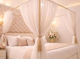 Hotel Shree Ashok!a Holy City Cottage Near Ram Janam Bhoomi and Temple - Premium Modern Furnishing - Book It Early, hotel din Ayodhya