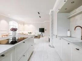 Large city apartment with sea view and parking