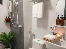 Elegant and cheap studio at condo near Jonker Street, hotel u gradu 'Melaka'