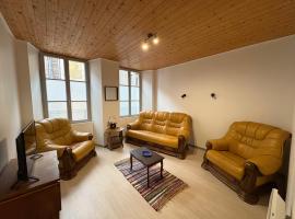 Appartement centre-ville Langogne 2 chambres 6 personnes Parking proche, hotel i Langogne