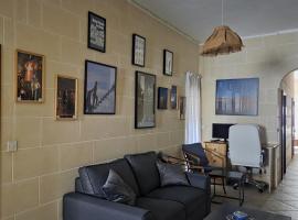 Spacious Quiet 3 Bedroom 3 Bathroom Apartment, hotel a Għajnsielem