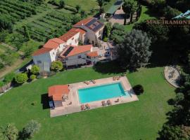 "MAS TRAMONTANE" chambres d'hôtes, studio, ancien mas agricole dans parc arboré, piscine et sa vue face au Canigou, hotel v mestu Ille-sur-Têt