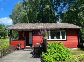 Mysig stuga nära havet på Dalarö, hotel i Dalarö