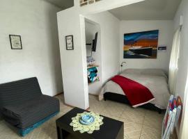 Alojamiento EYO en Chuy con baño privado, hôtel à Chuy