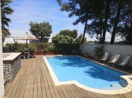 Luxury house with swimming pool and wooded garden, hotel a La Celle-sous-Gouzon