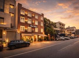 The Solace Hotel - Nehru Place، فندق في نيودلهي